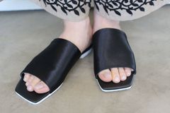 ストレッチサテンサンダル ブラック