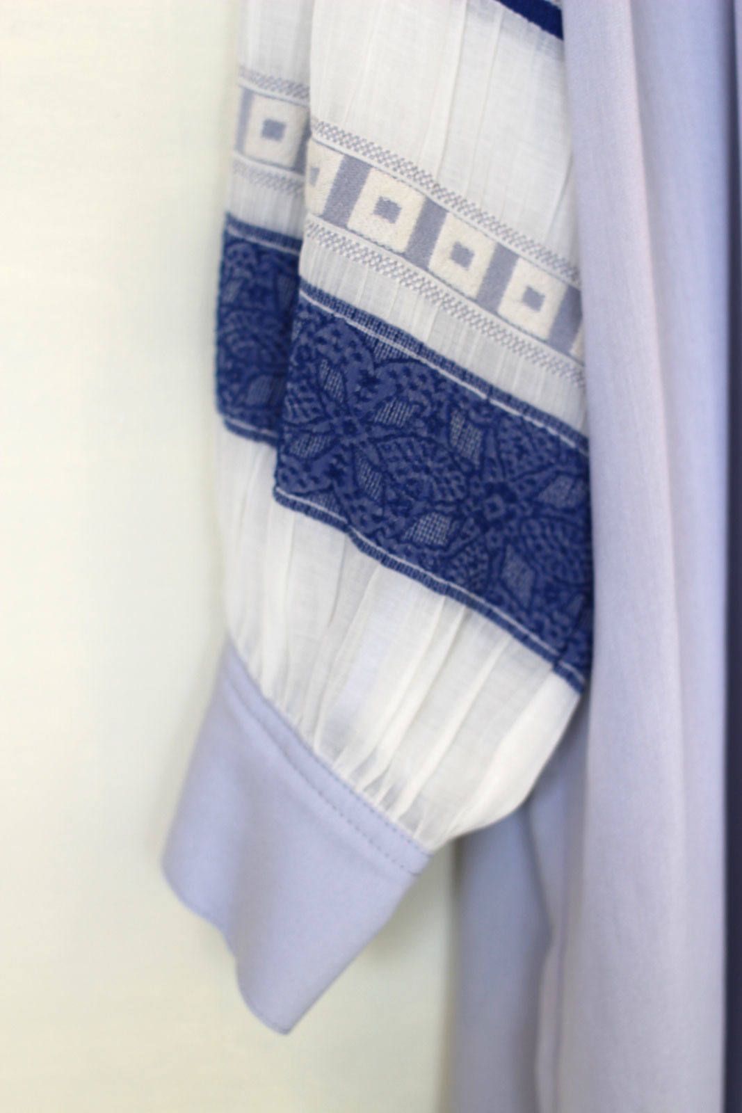 ハイネック刺繍ブラウス ブルー