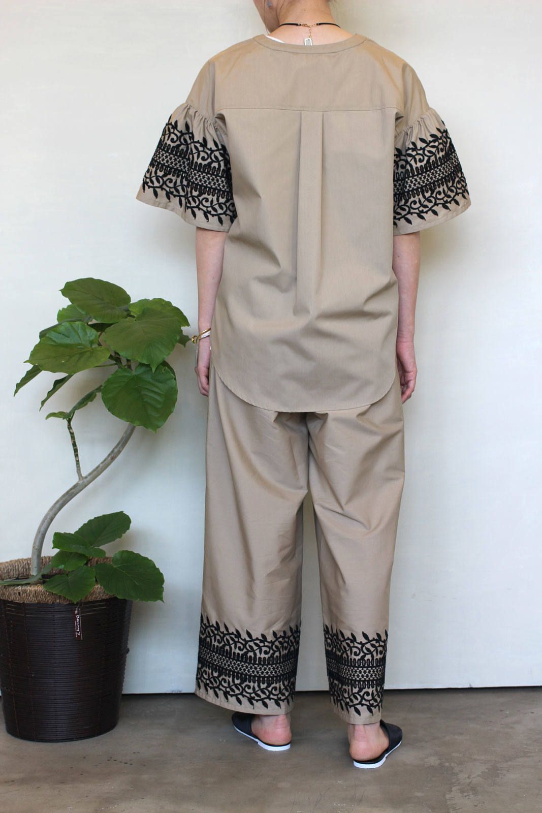 袖刺繍レースブラウス ネイビー