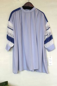 ハイネック刺繍ブラウス ブルー