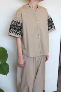 袖刺繍レースブラウス ベージュ