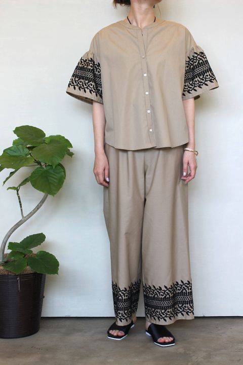 裾刺繍レースワイドパンツ ベージュ