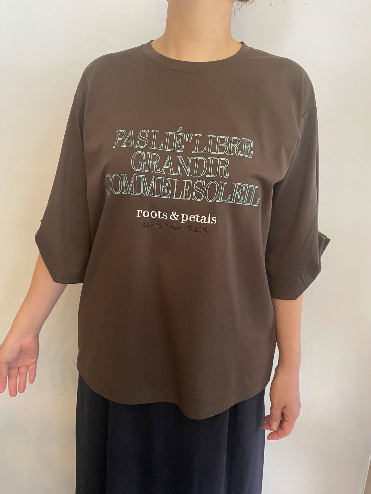 刺繍ロゴTシャツ ダークカーキ