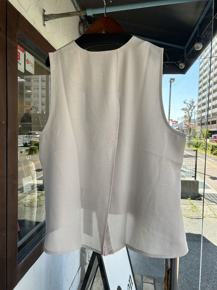 ヴィンテージサテンバックスリットキーネックジレ グレージュ