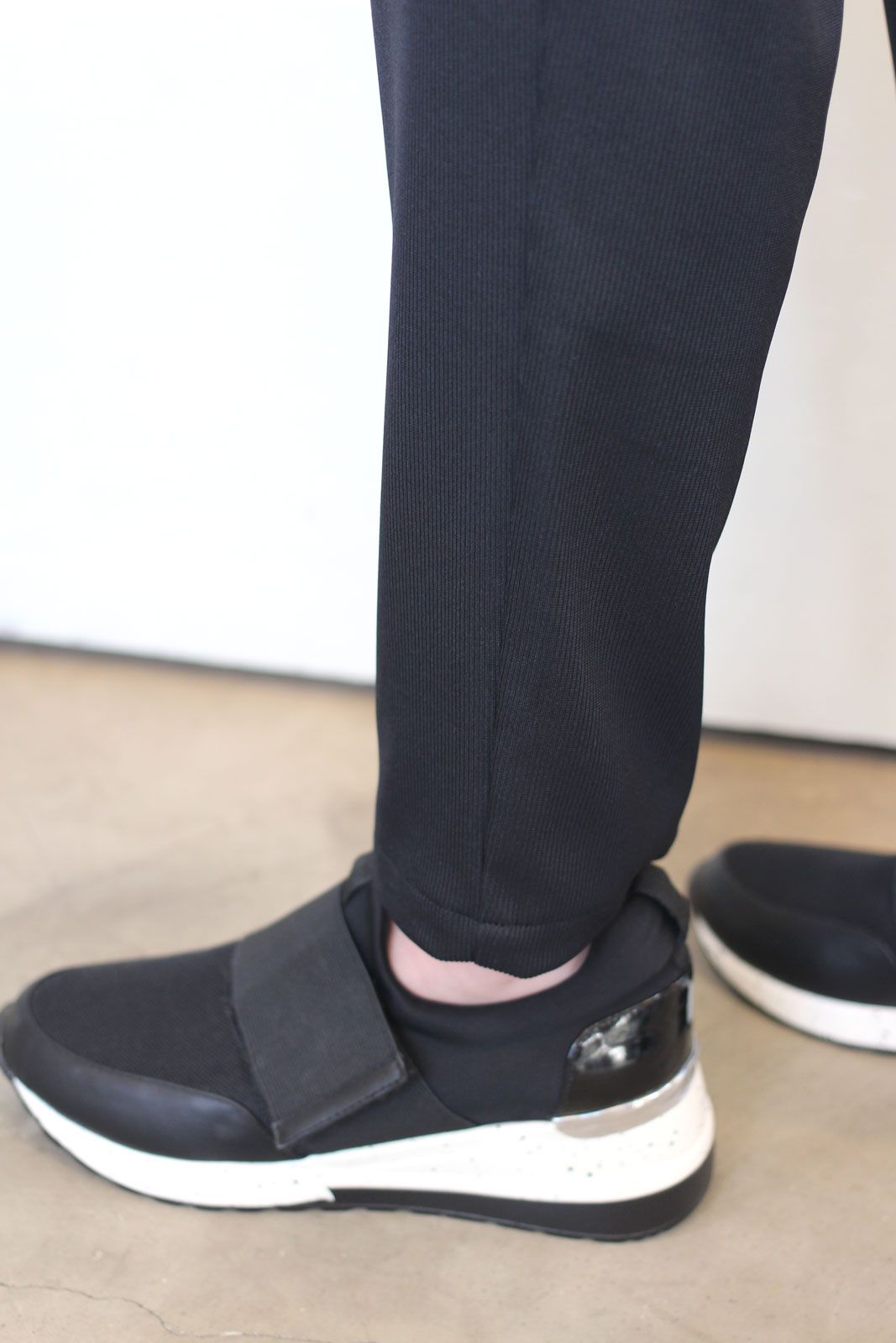 アクアスーティングリブテーパードパンツ ブラック