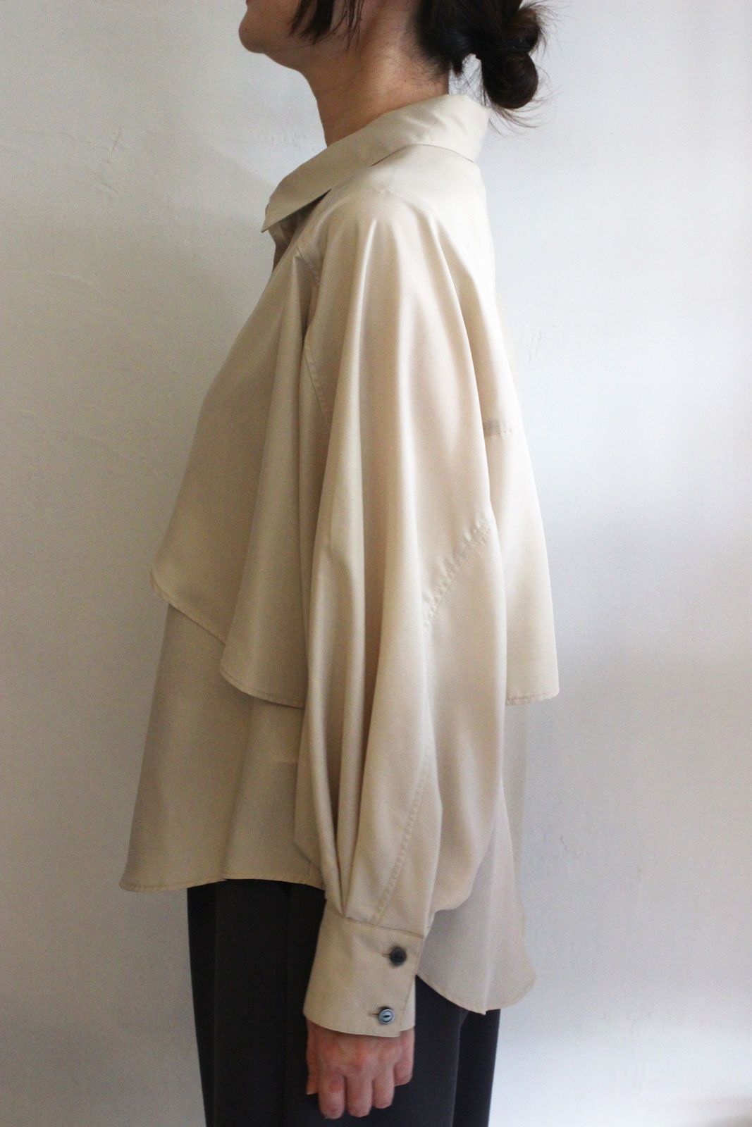 ラウンドフラップブラウス ベージュ