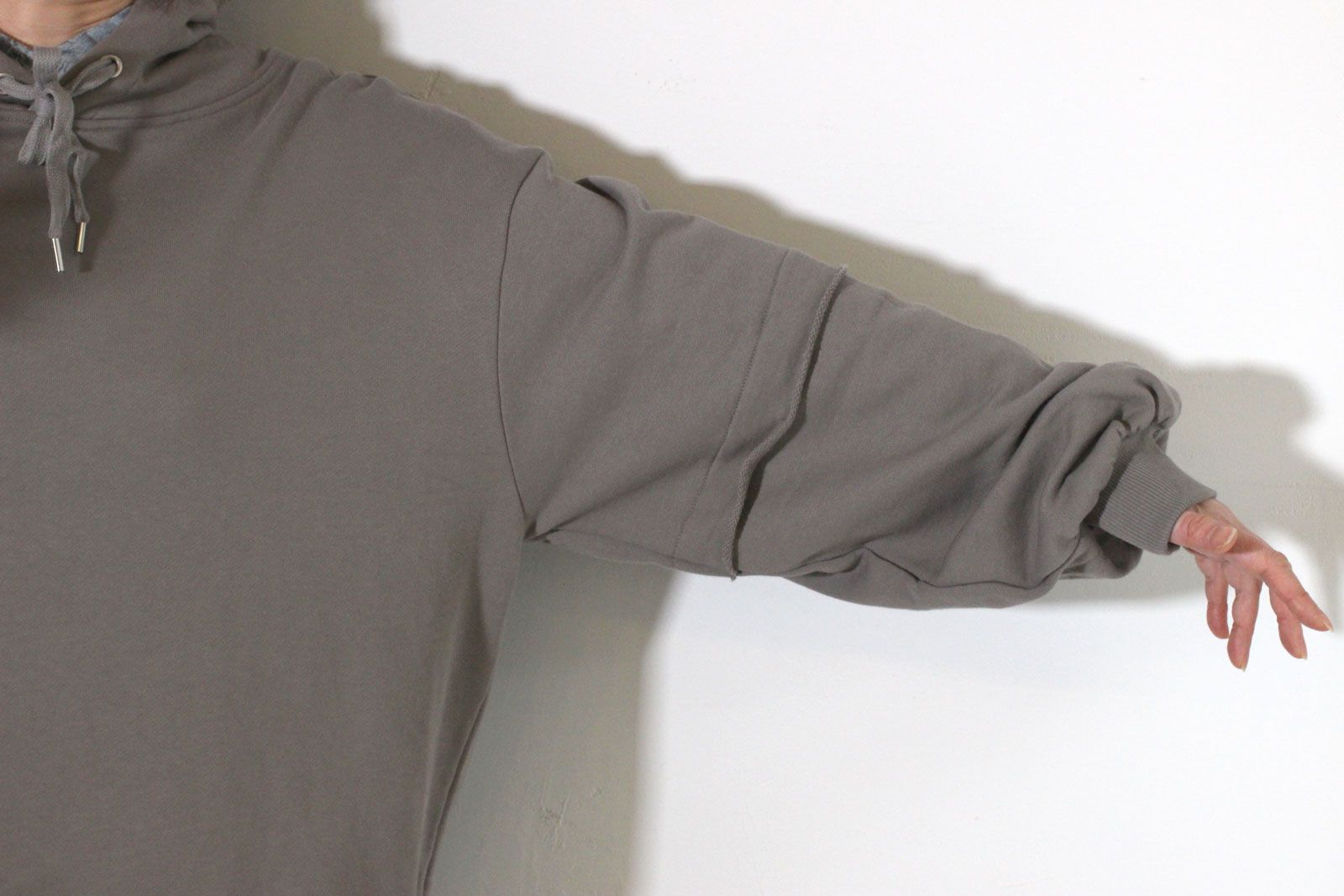 セントラル裏毛カットオフパーカー カーキグレー