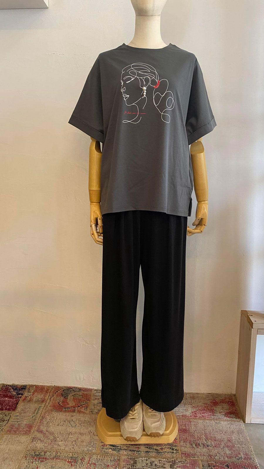 ラインアートパール飾りTシャツ チャコール