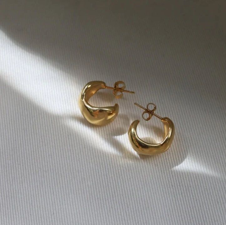 プラムピアス ゴールド