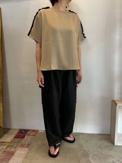 ショルダーフリルレイズプルオーバー ベージュ