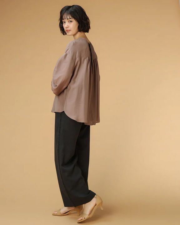 エアードレープ シフォンシャーリングスリーブブラウス モカ