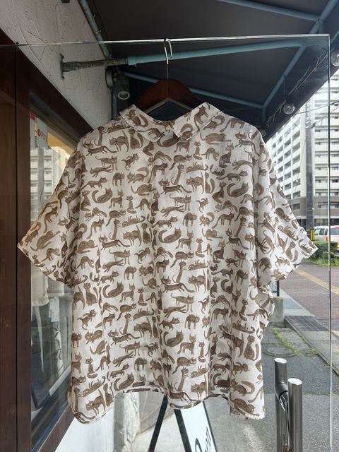 猫プリントスリーブレスブラウス オフxブラウン