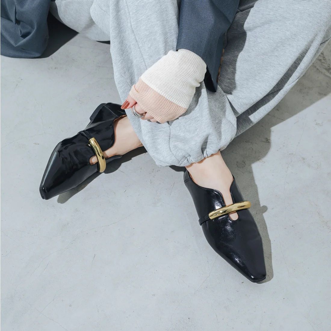ゴールドモチーフスクエアパンプス ブラック