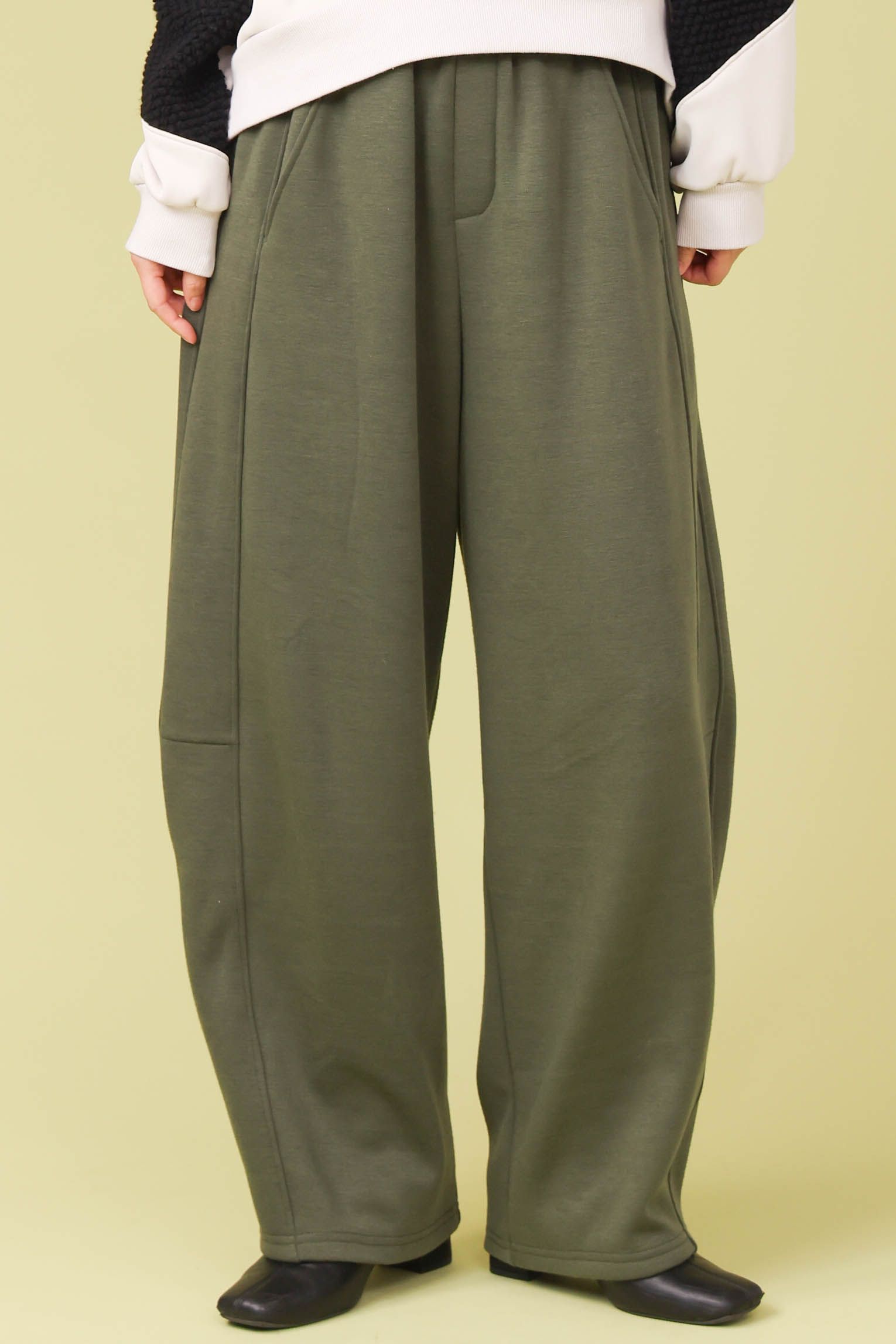 ボンバーヒート裏毛バレルワイドパンツ カーキ