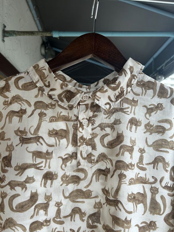 猫プリントスリーブレスブラウス オフxブラウン