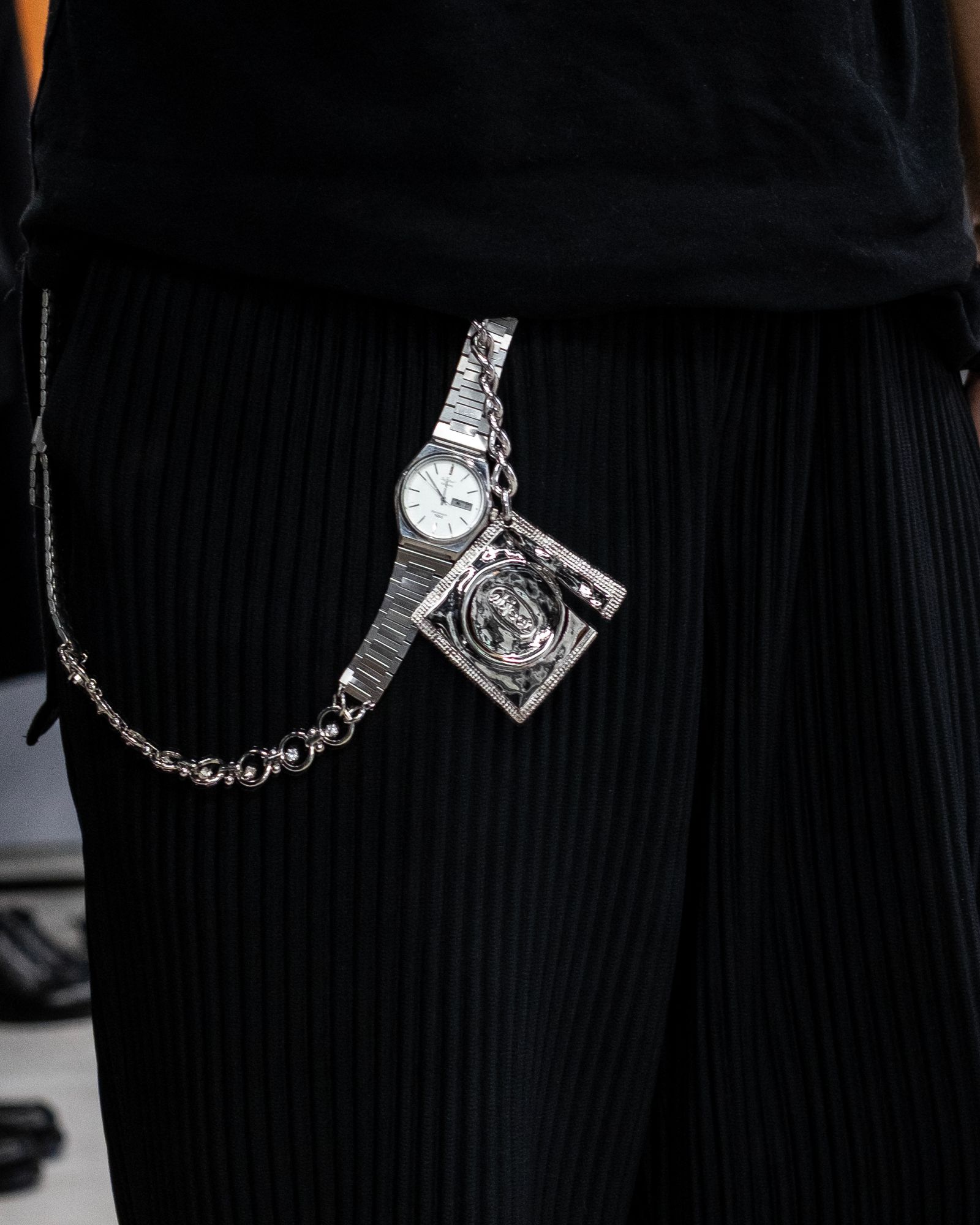 Ripped Raincoat Keyring / Silver