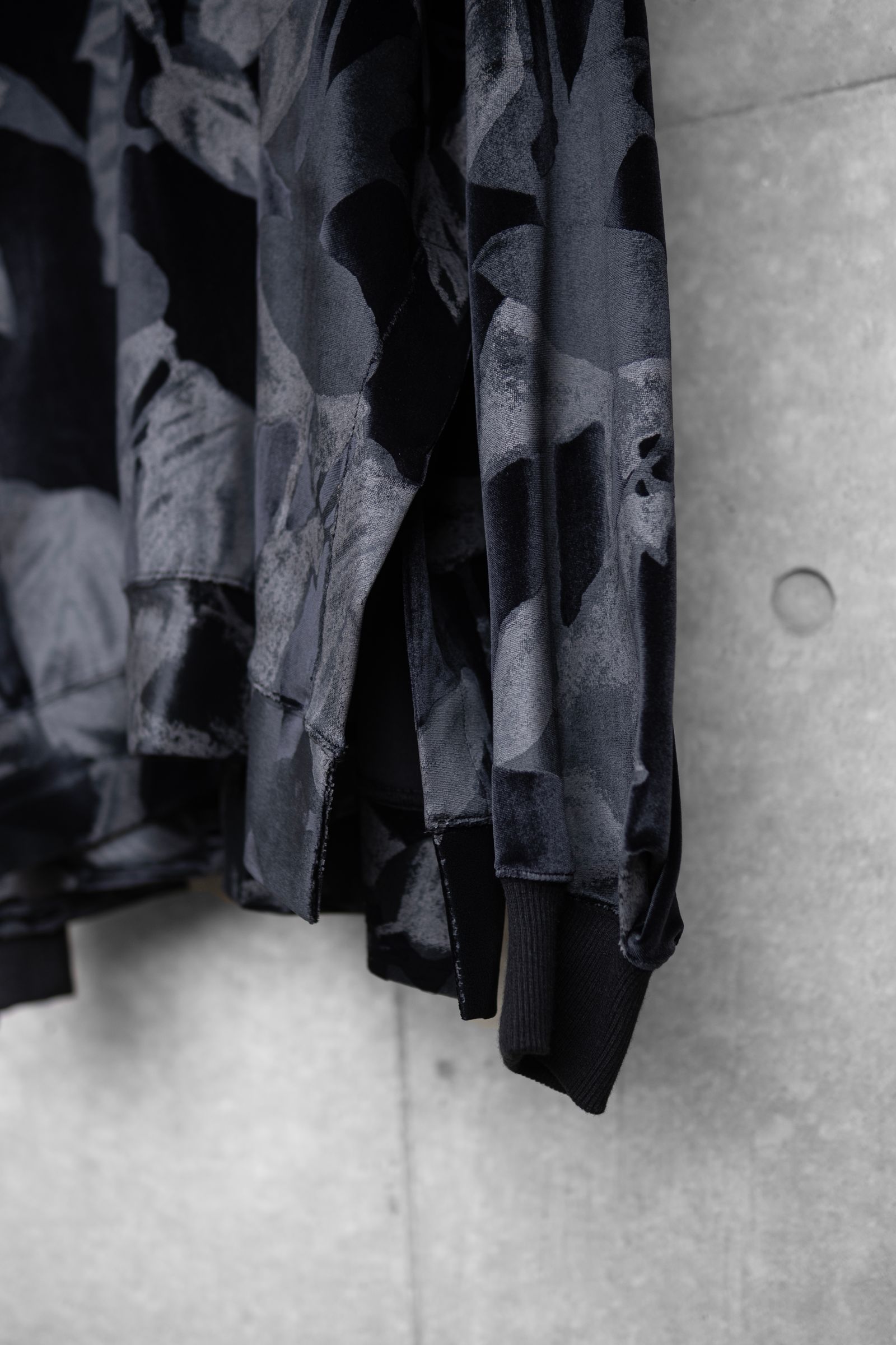 Crew Neck Side Vent Pullover / BLACK