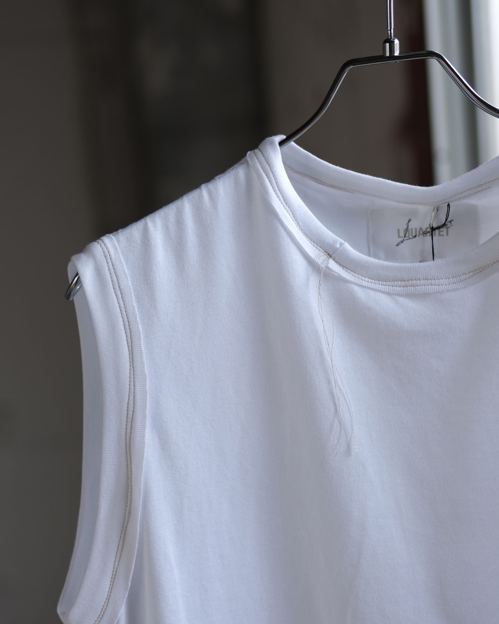 “TUGIHAGI” Neck Sleeveless / White
