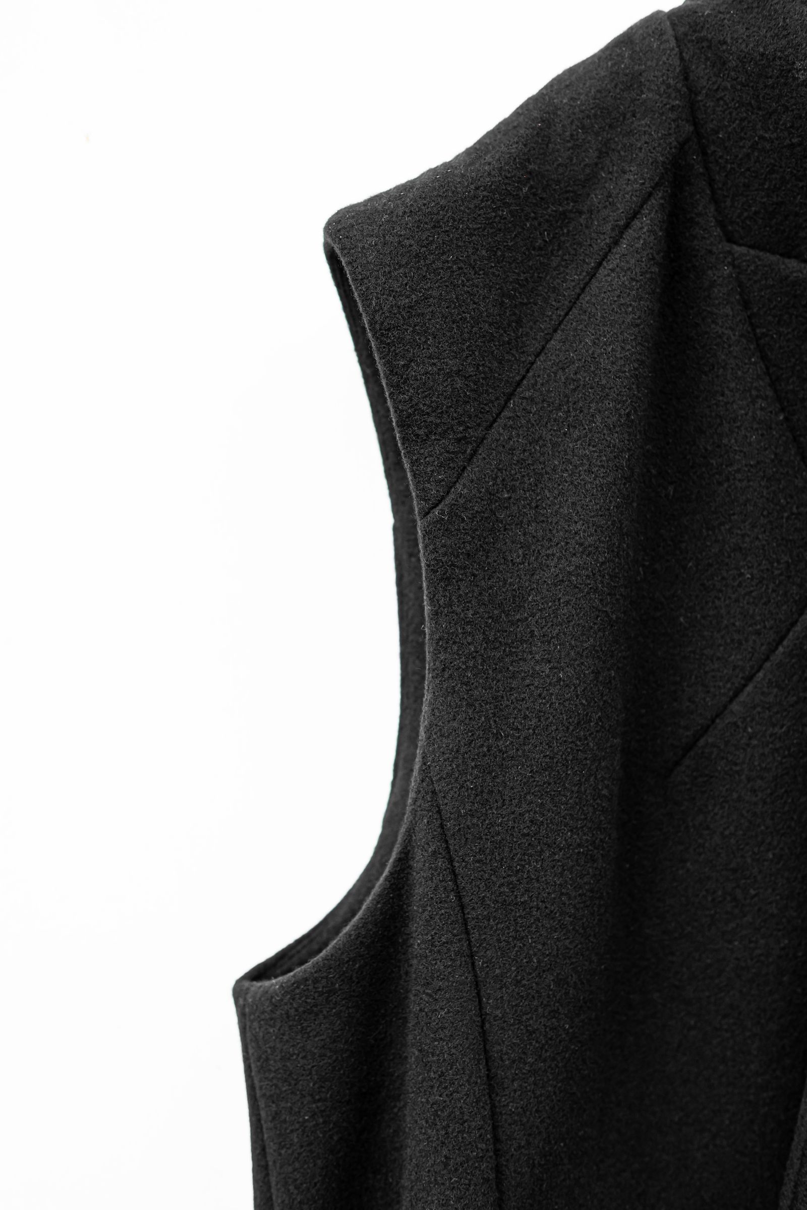 JUHA - SLEEVELESS COAT / Black | Retikle Online Store