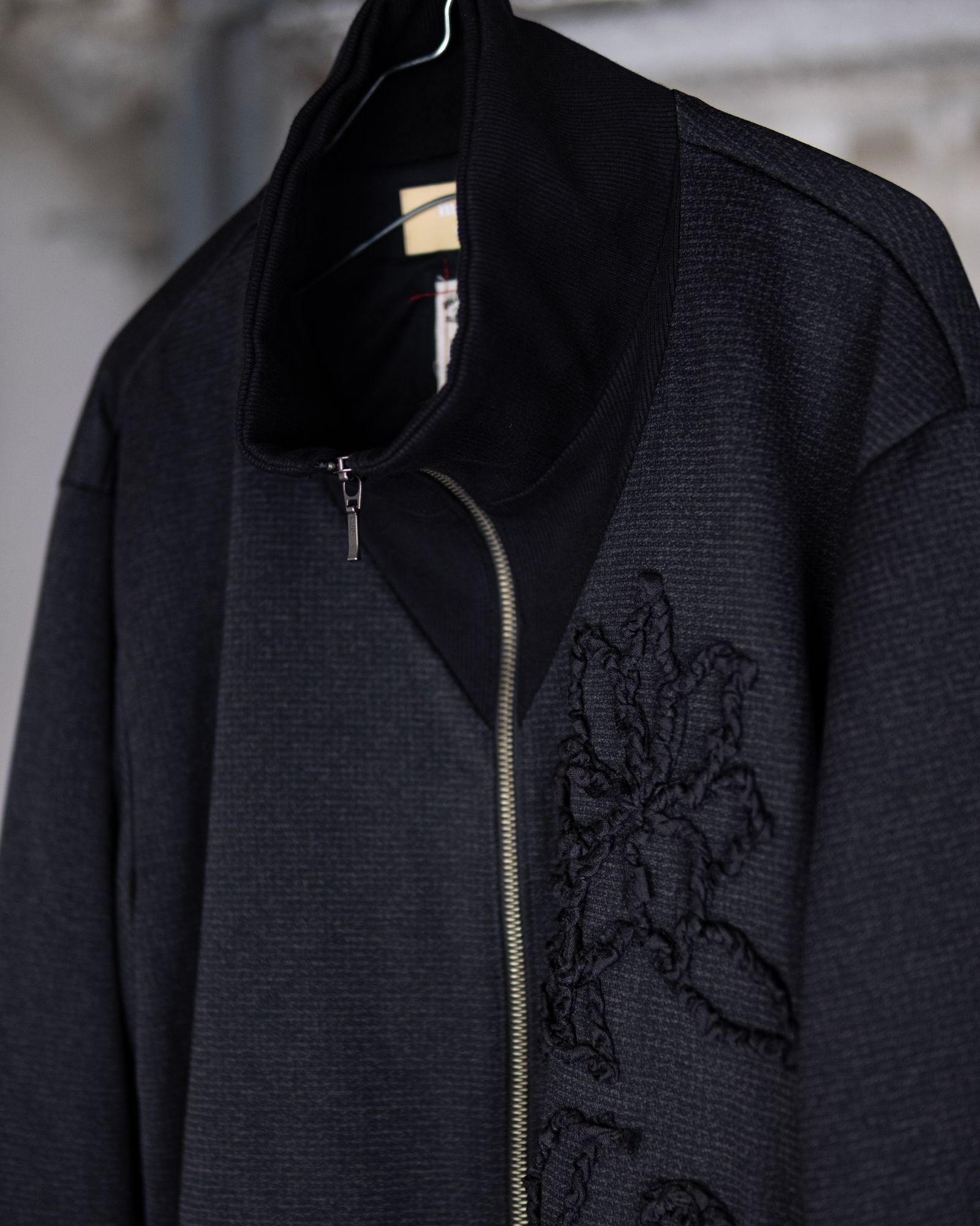 Tape embroidery track JKT / gry