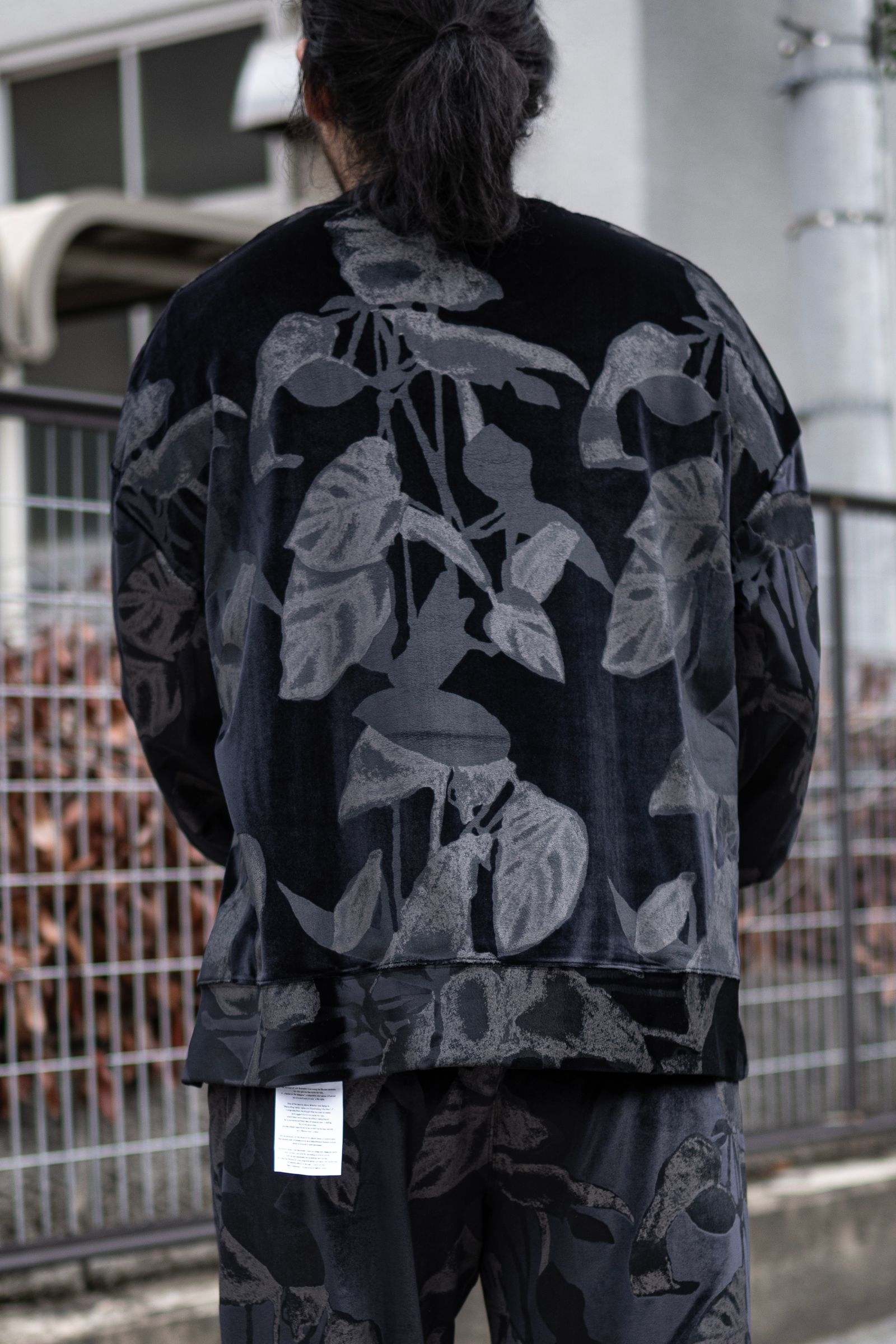 Crew Neck Side Vent Pullover / BLACK