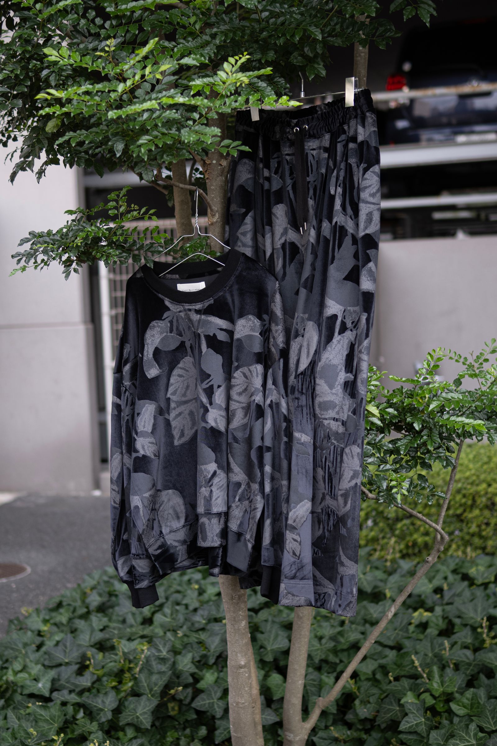 Crew Neck Side Vent Pullover / BLACK