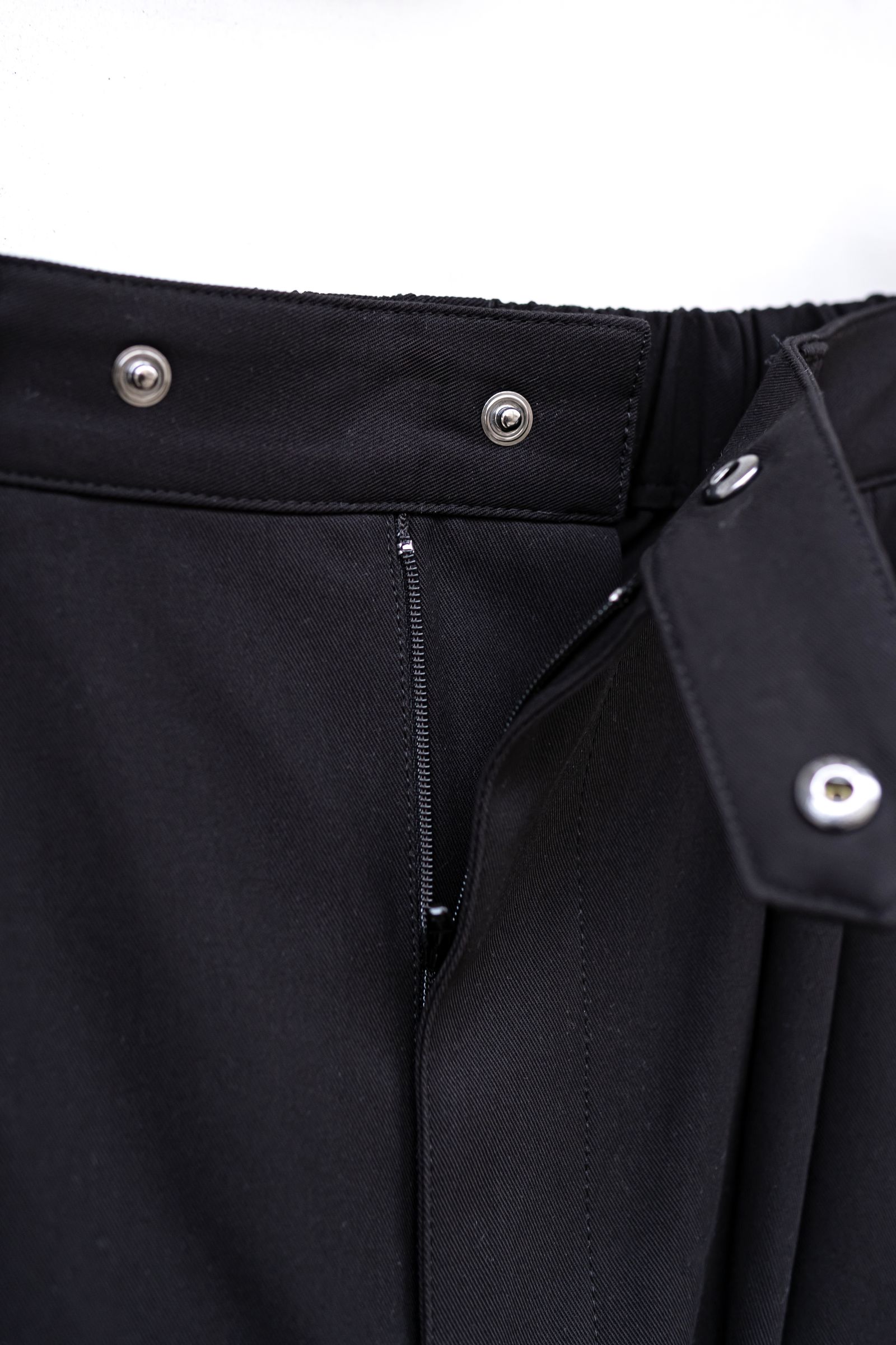 JUHA - HIGHTWISTED CARGO PANTS / Black | Retikle Online Store