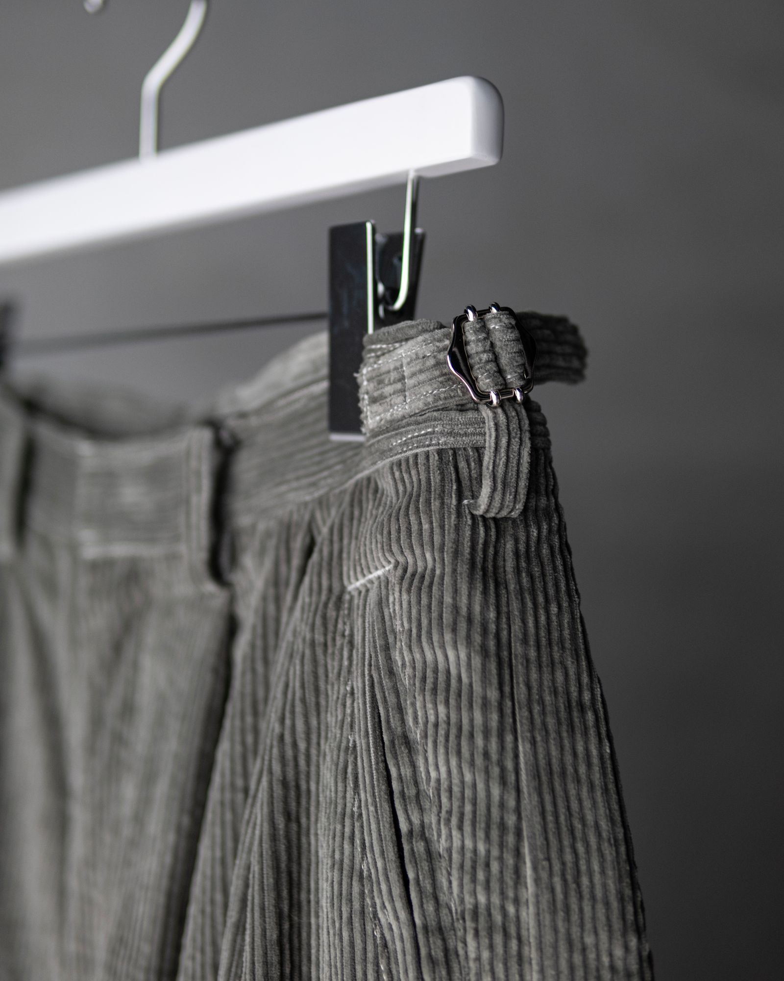 STRUCTURE BARREL TROUSERS / Khaki
