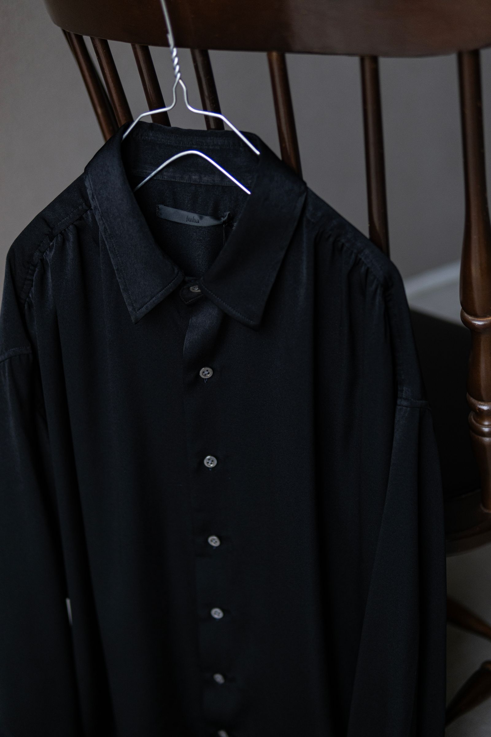 HUSH GATHER L/S SHIRT / BLACK