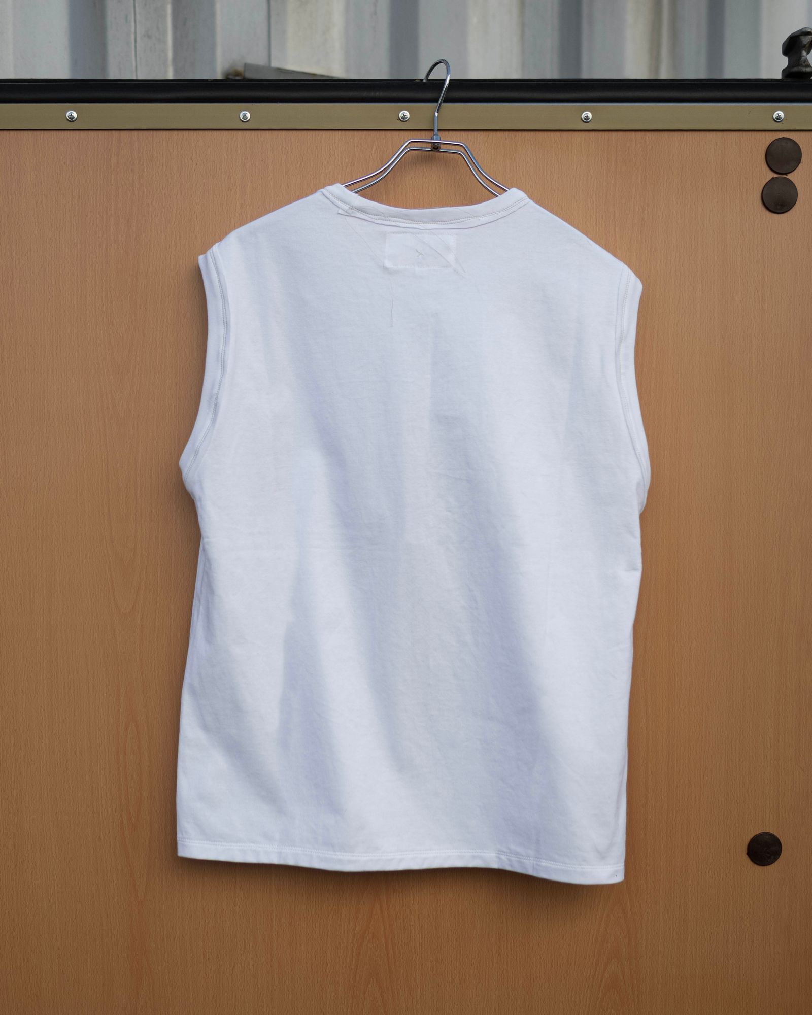 “TUGIHAGI” Neck Sleeveless / White