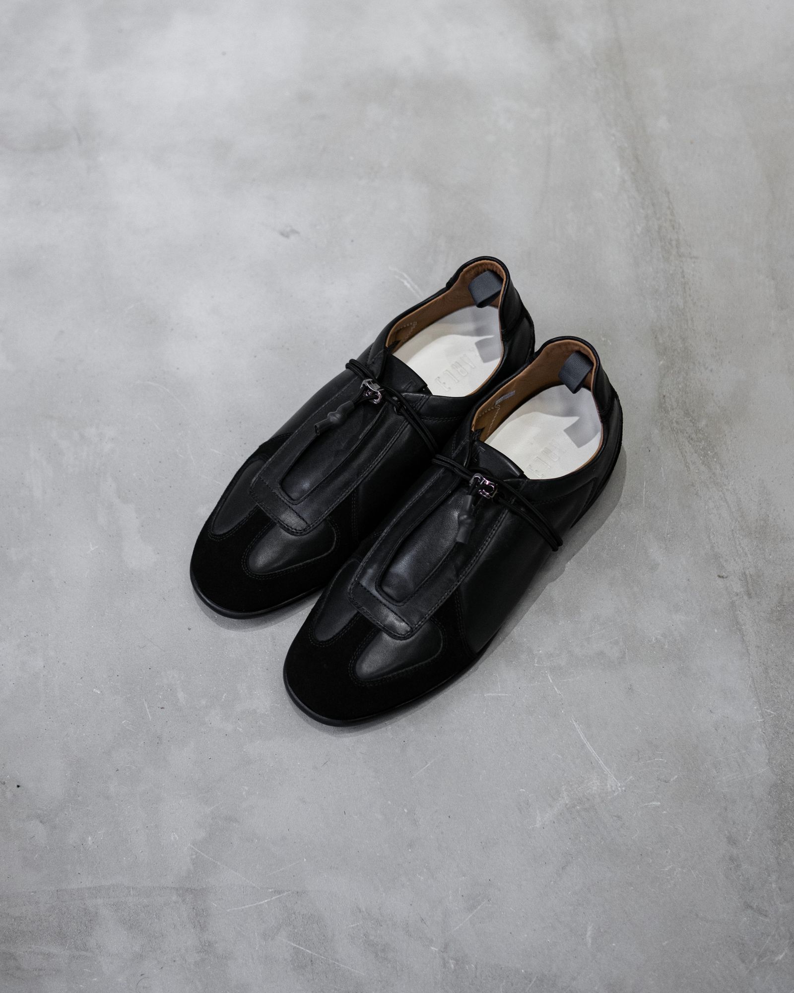 Shoe sneaker german / Black