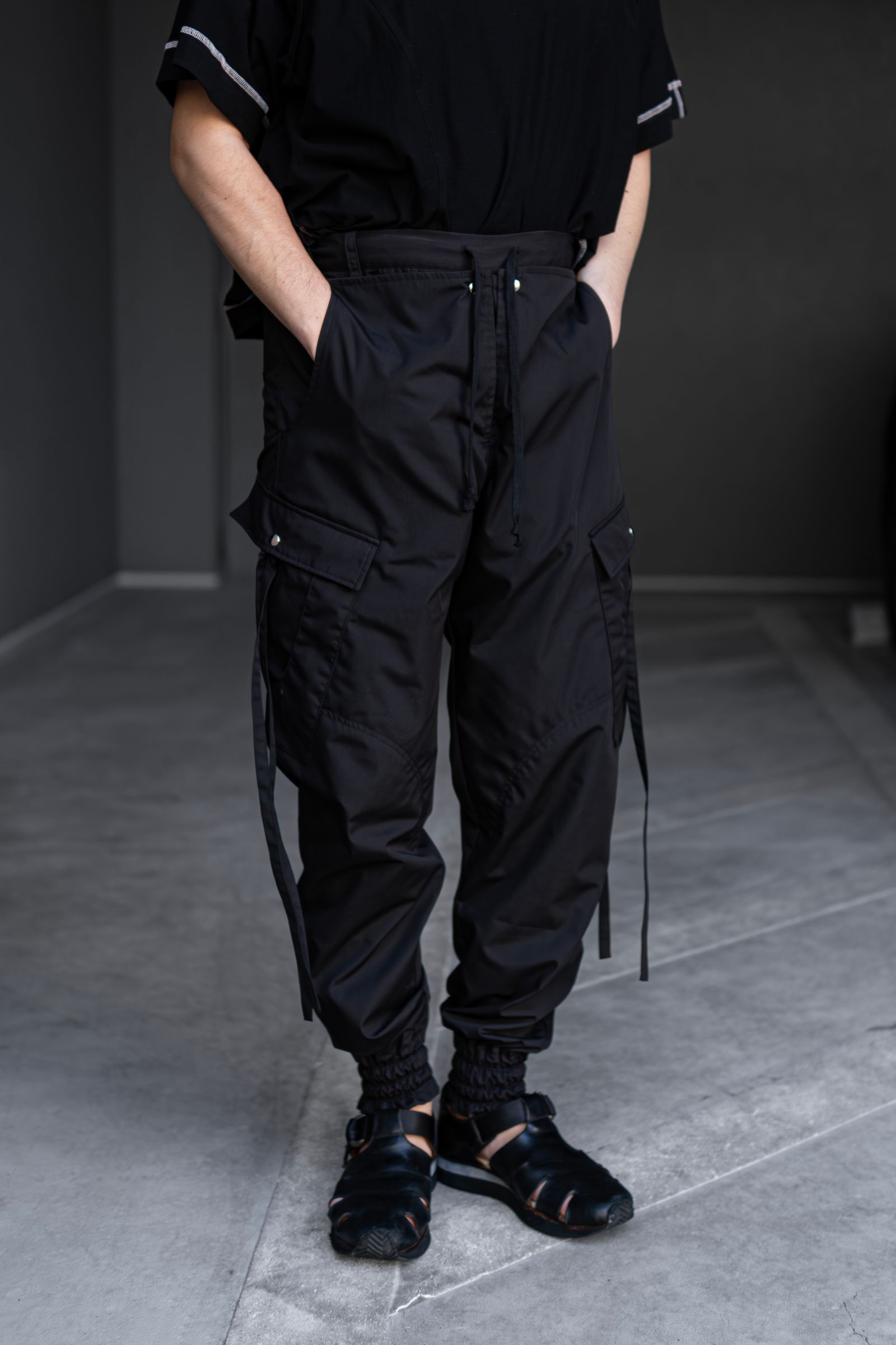 tech cargo pants / black