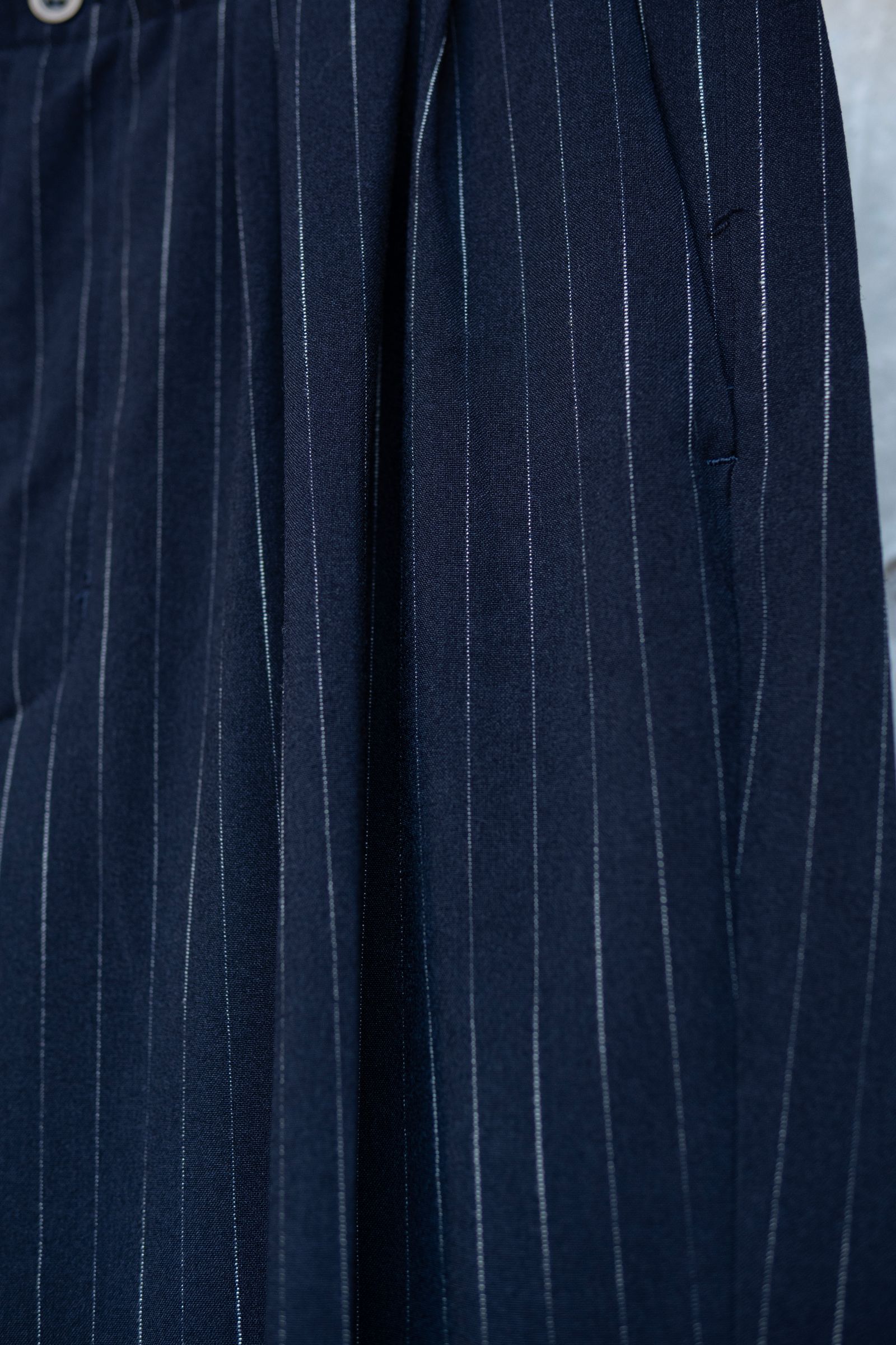 Worsted striped 4 tuck trousers / nvy