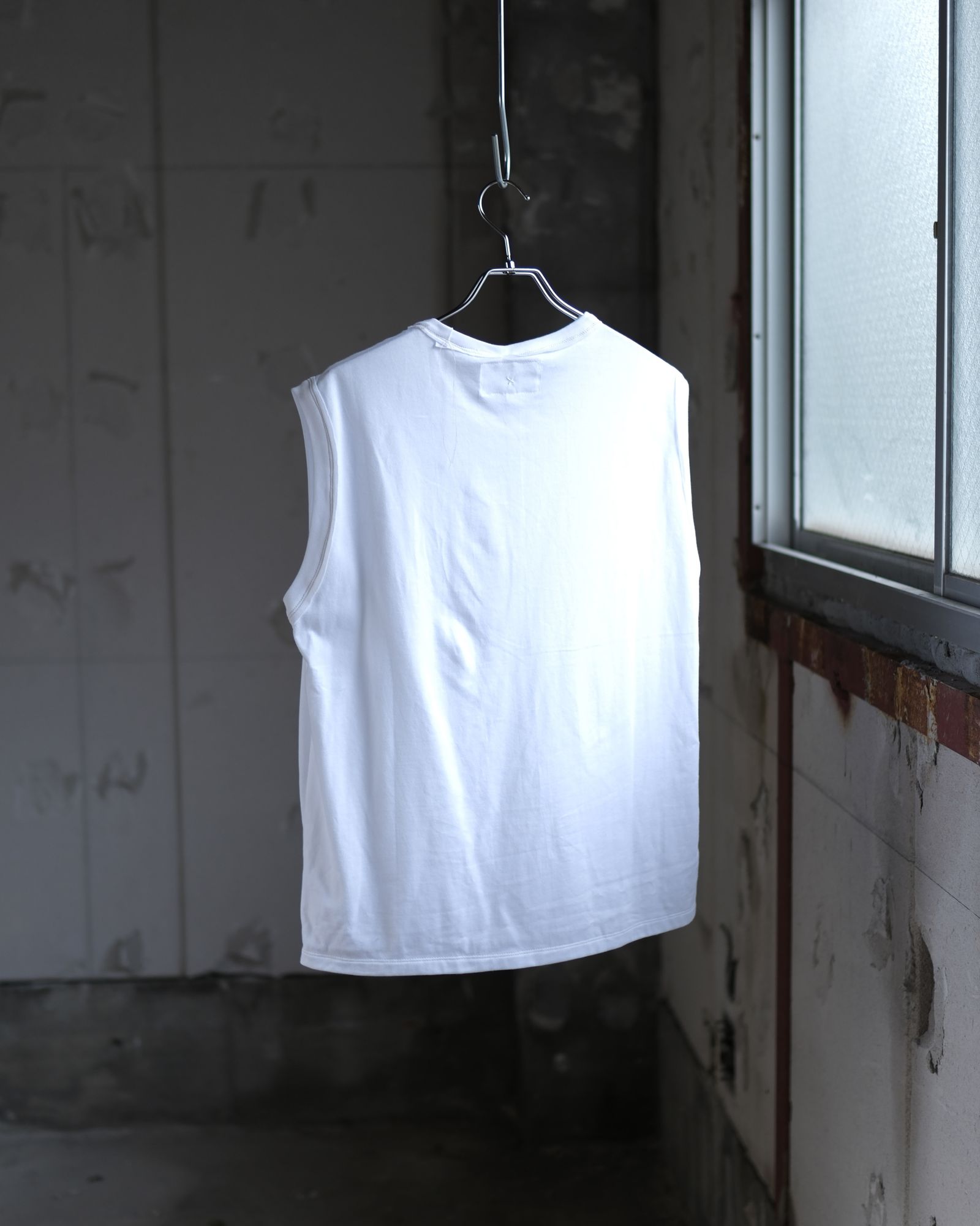 “TUGIHAGI” Neck Sleeveless / White