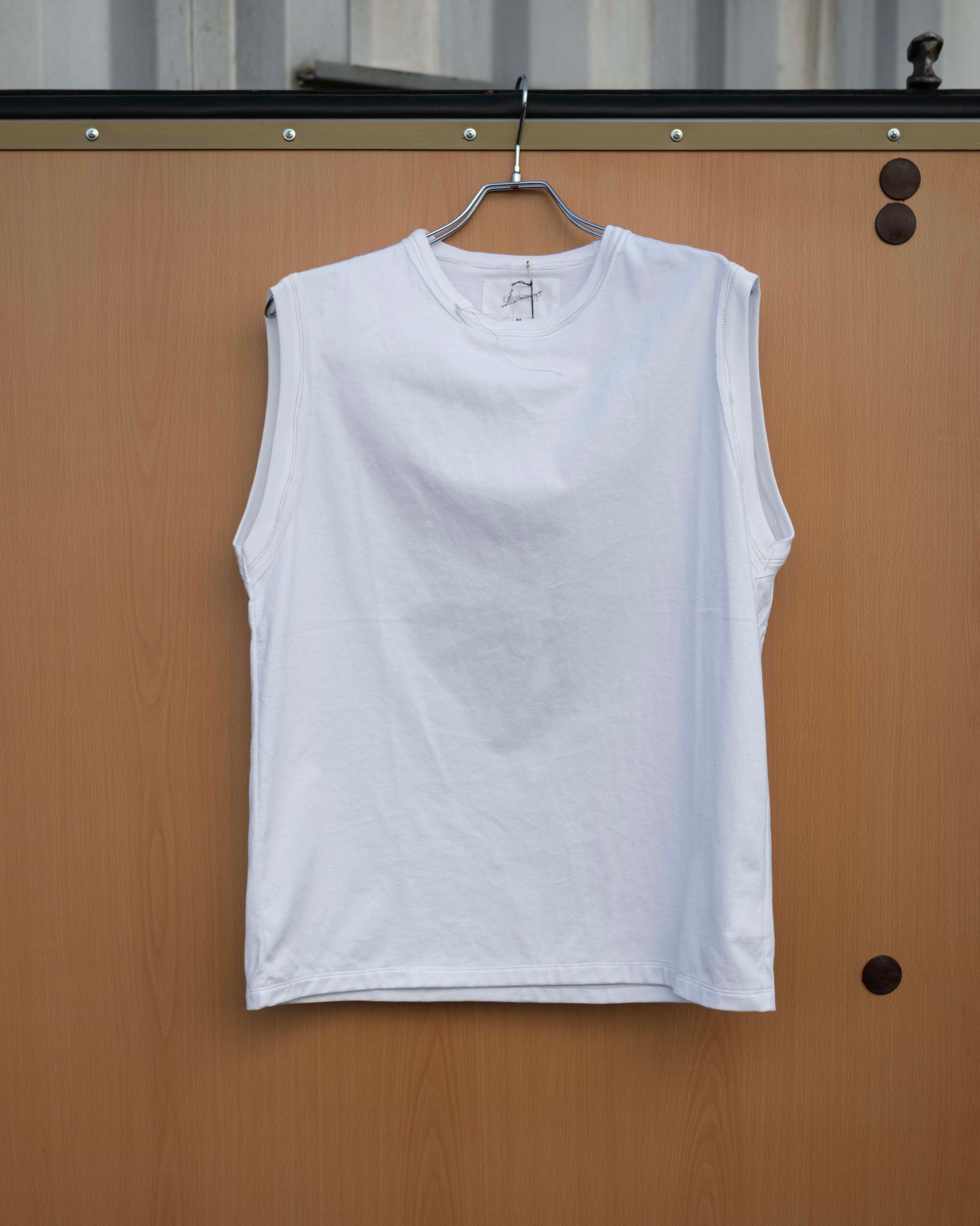 “TUGIHAGI” Neck Sleeveless / White