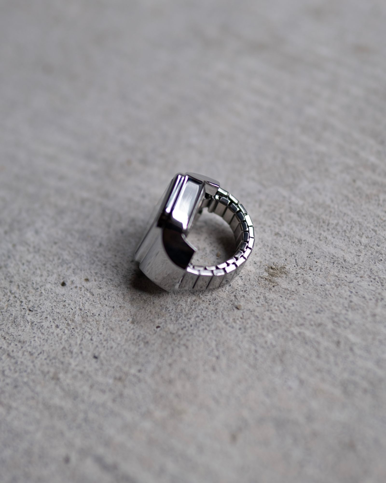 E/W Ring Watch / Silver/Black