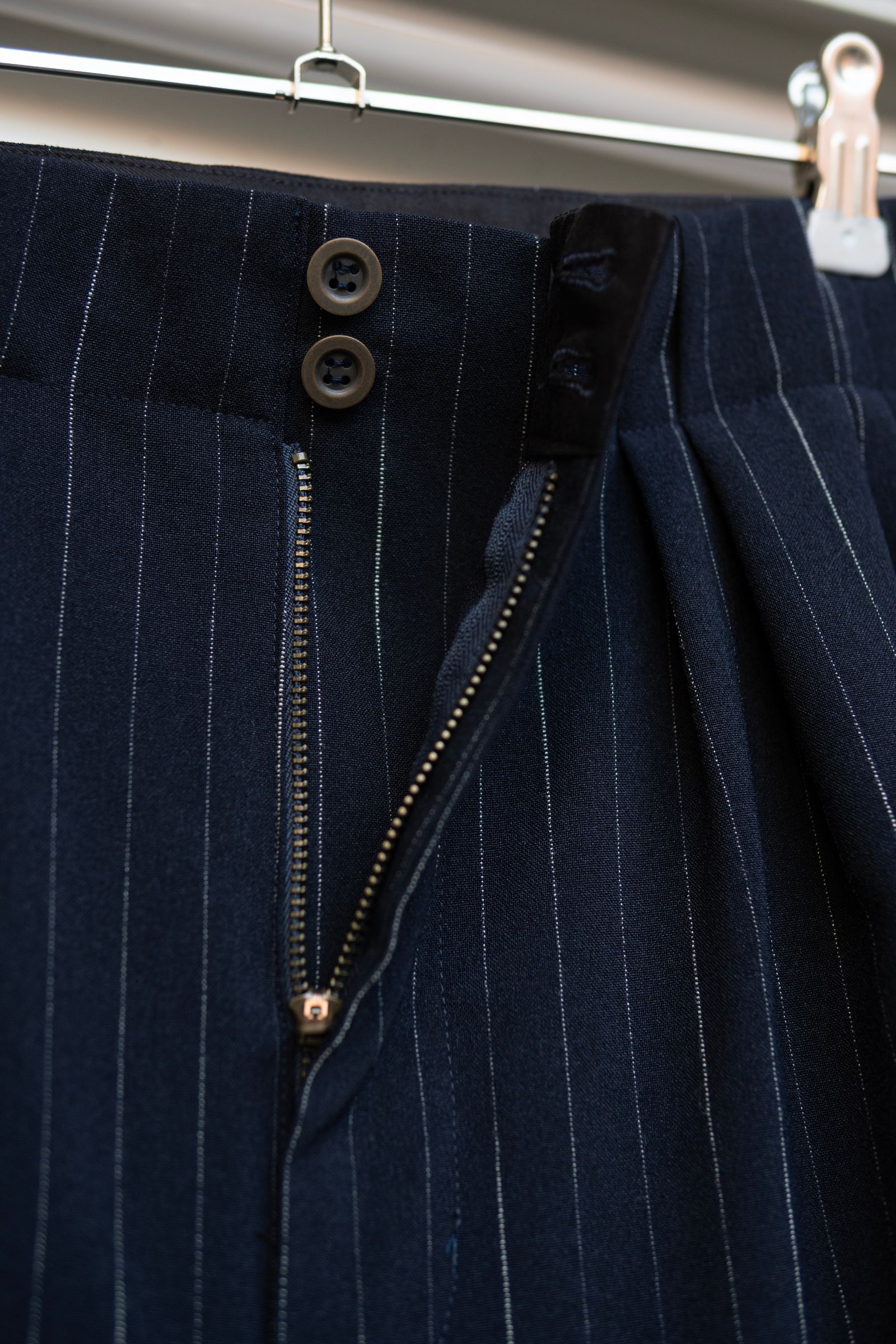 Worsted striped 4 tuck trousers / nvy