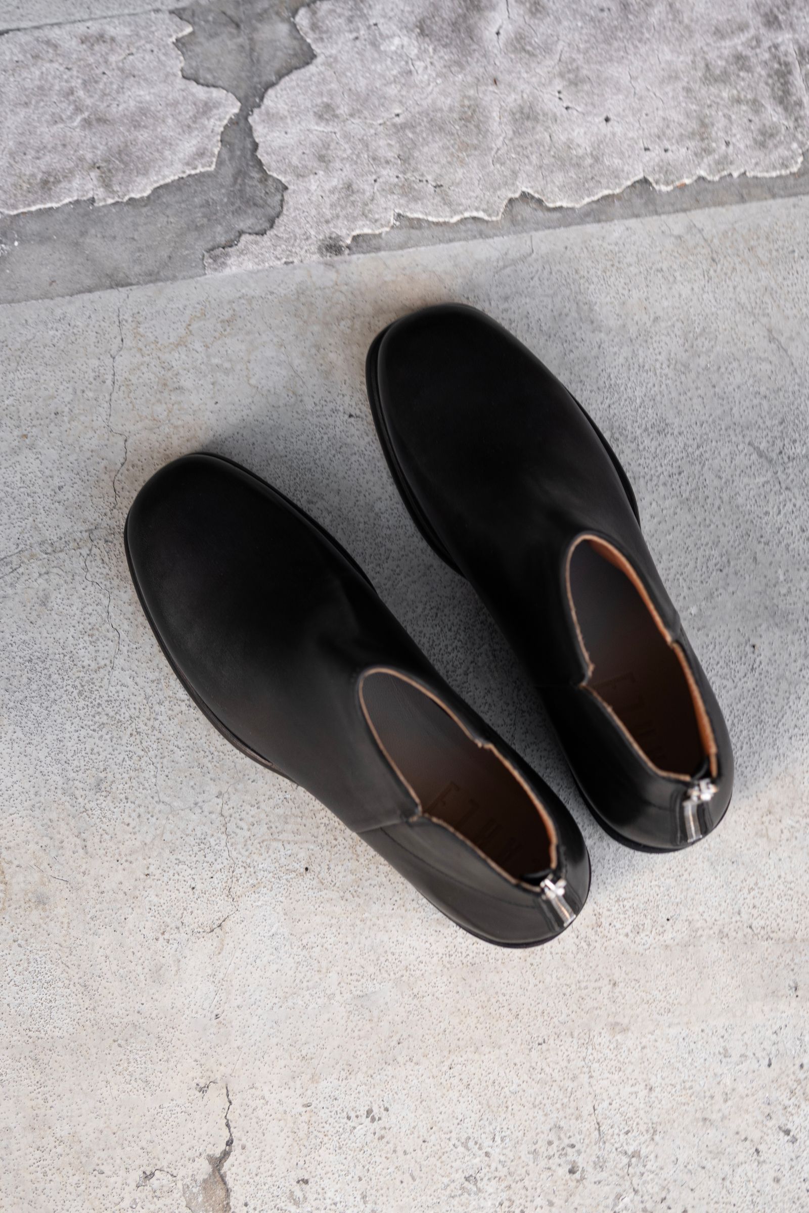 Back zip short boots / Black