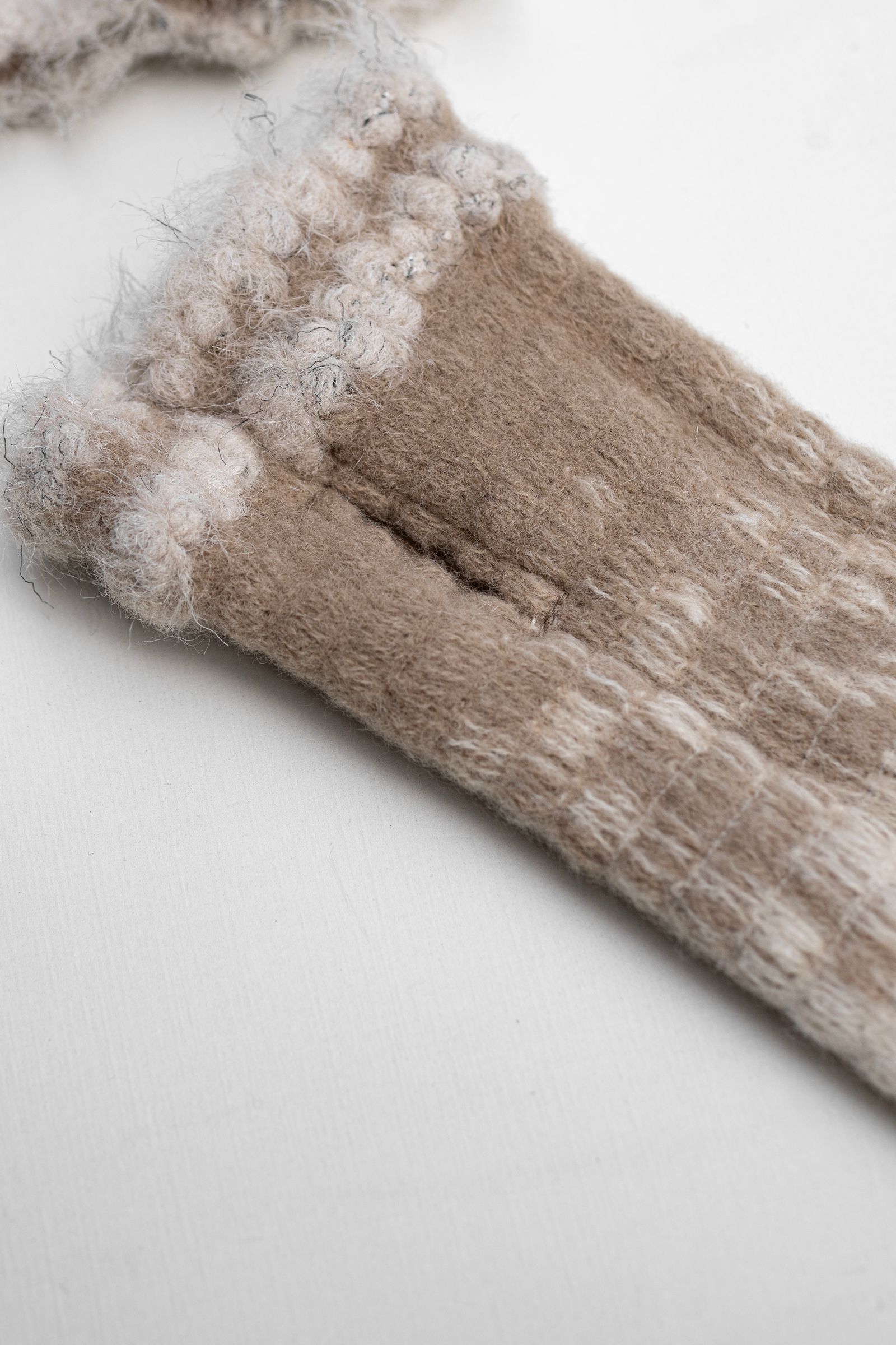 Needle punched gloves / ivo