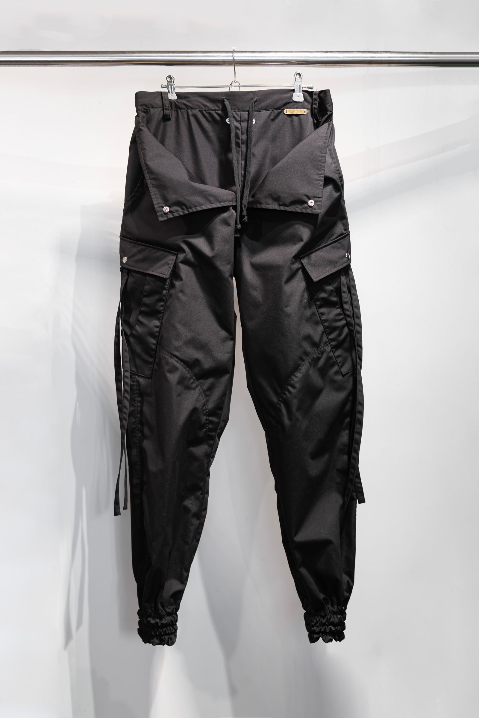 tech cargo pants / black