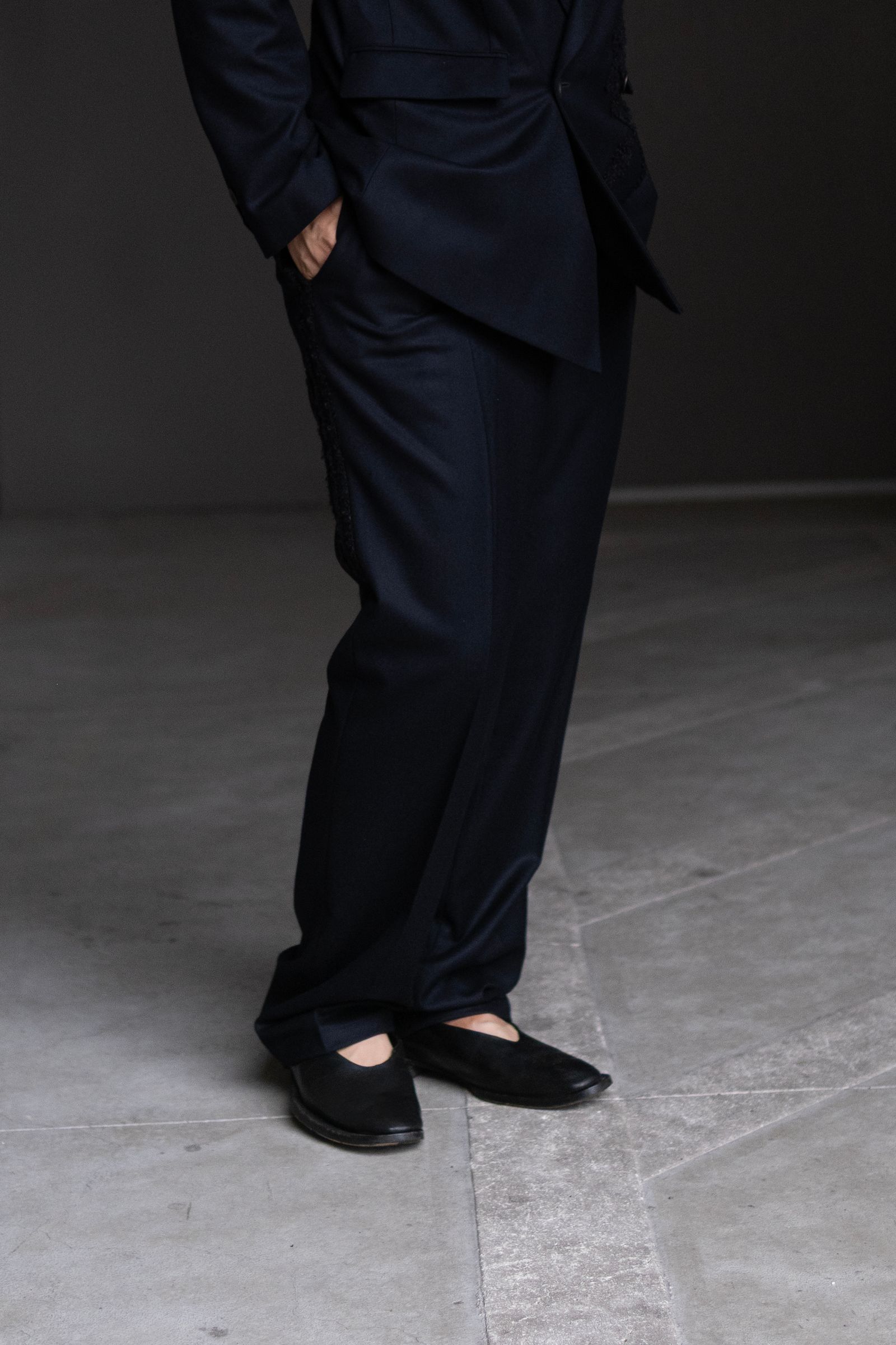 Code embroidery trousers / nvy