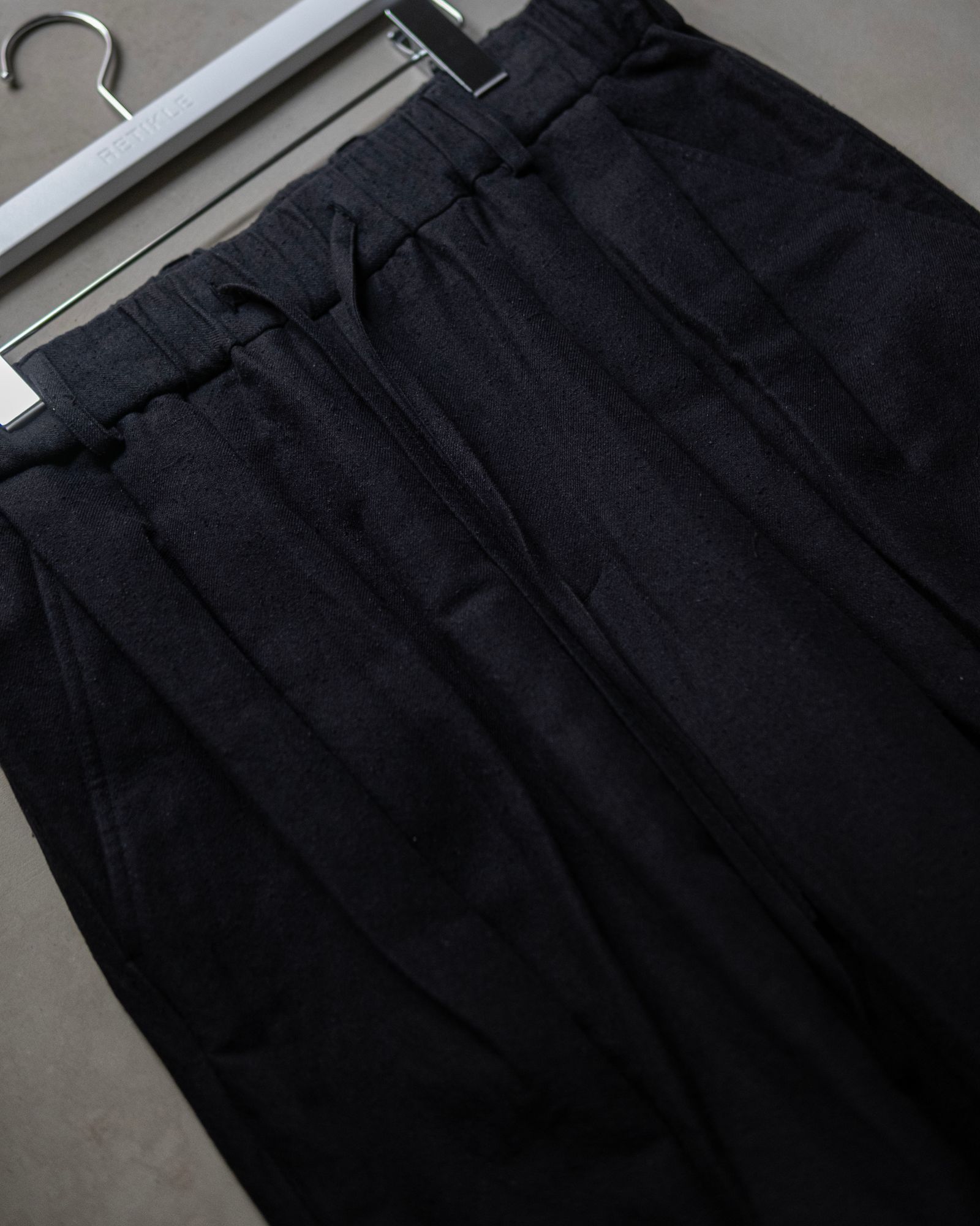 Linen Silk Wide Knee Tuck Pants / Black