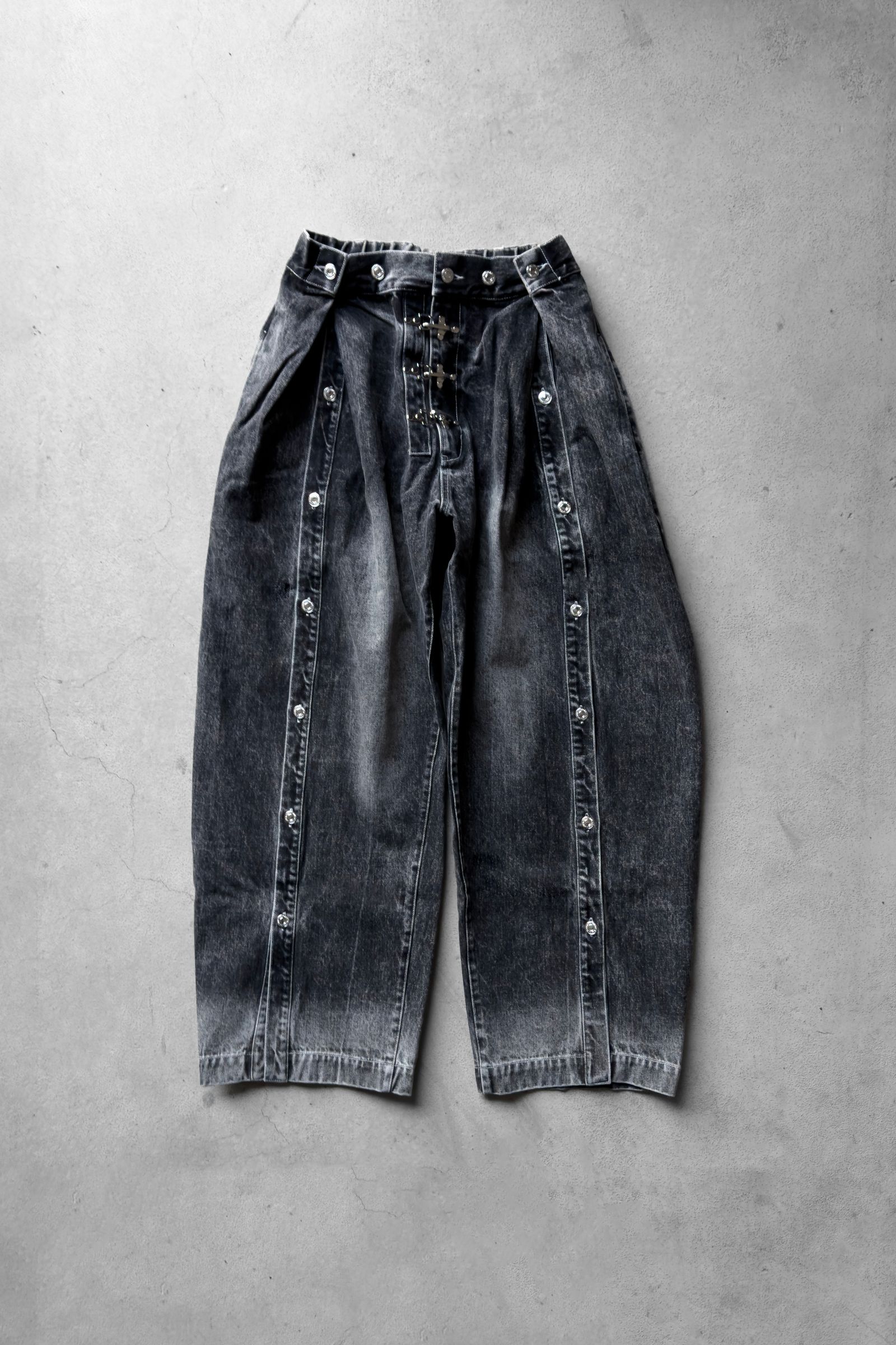 Silver Buckle Double Tuck Denim Pants / Black