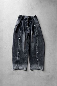 Silver Buckle Double Tuck Denim Pants / Black