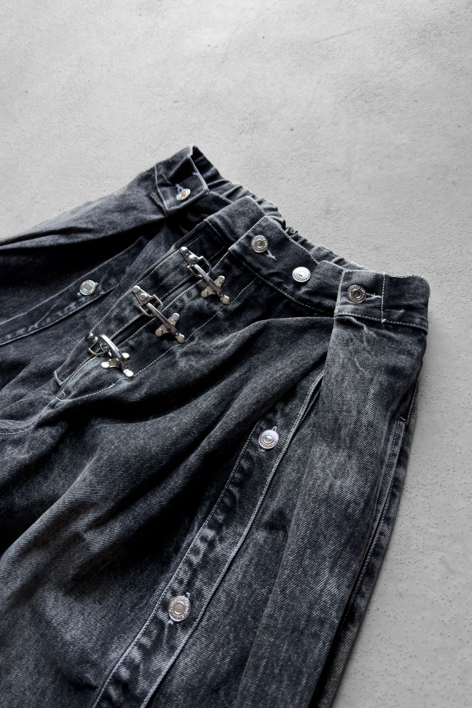 Silver Buckle Double Tuck Denim Pants / Black