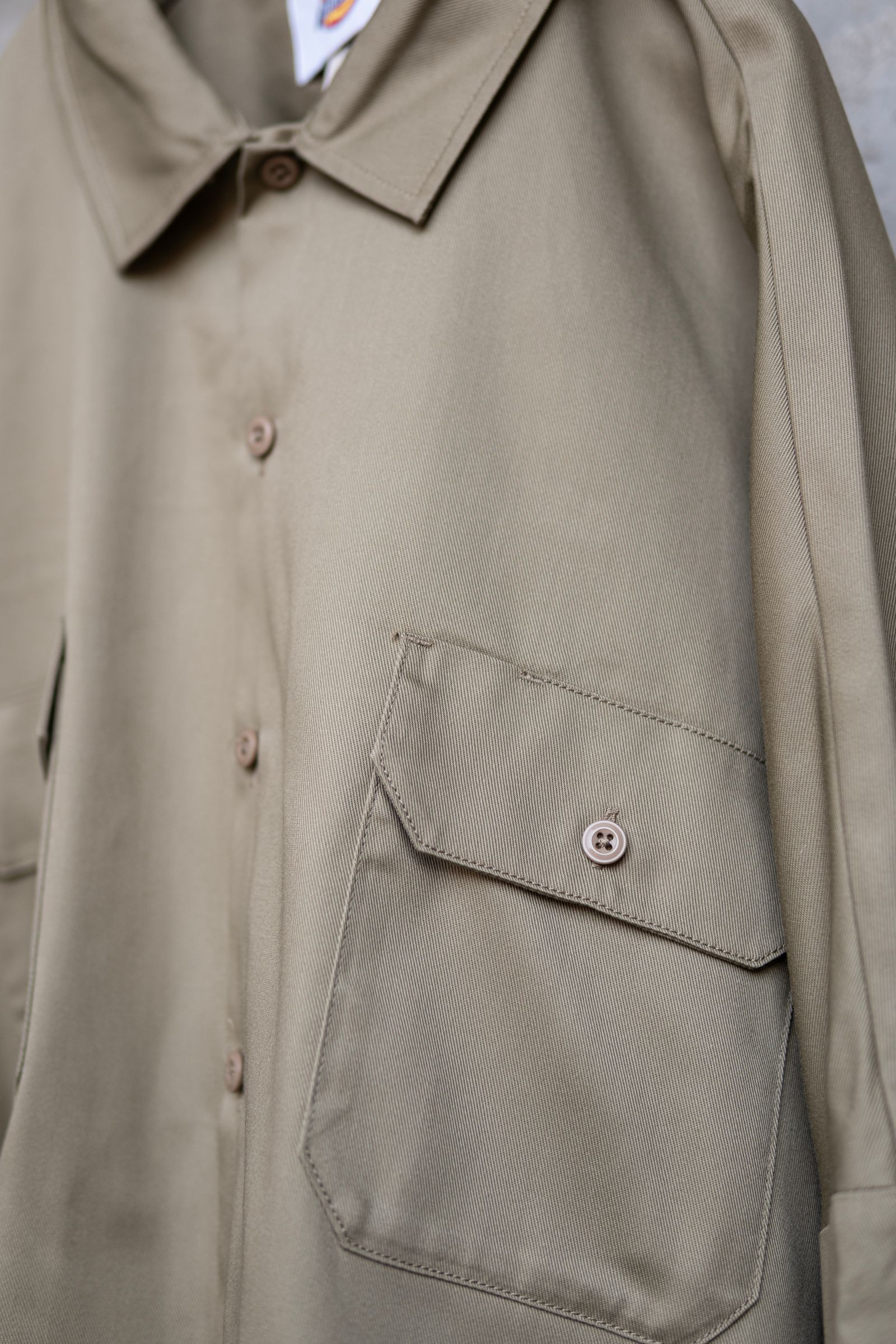 【SHINYAKOZUKA×Dickies】GIANT WORK SHIRT WITH DICKIES / KHAKI