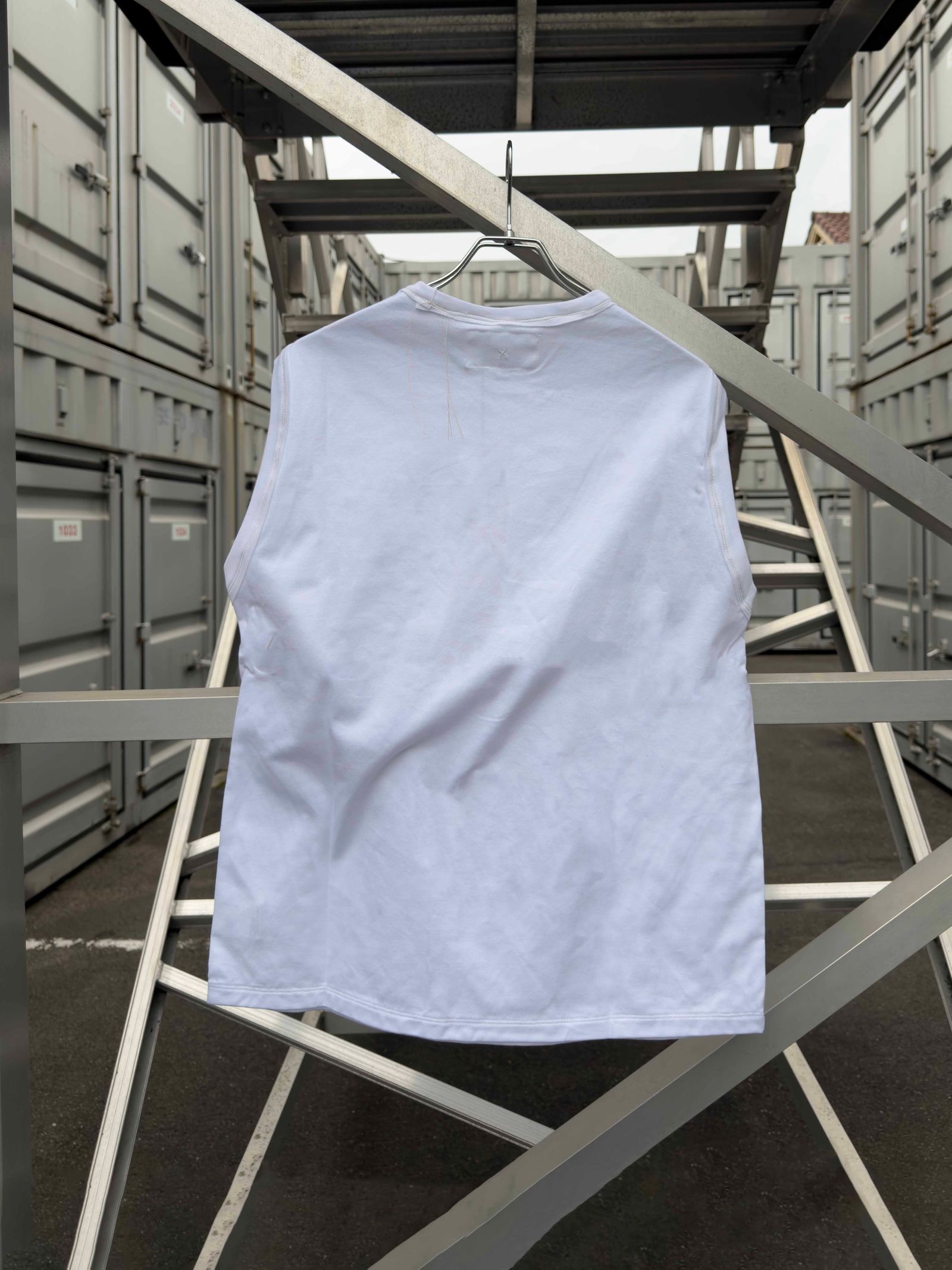 “TUGIHAGI” Neck Sleeveless / White