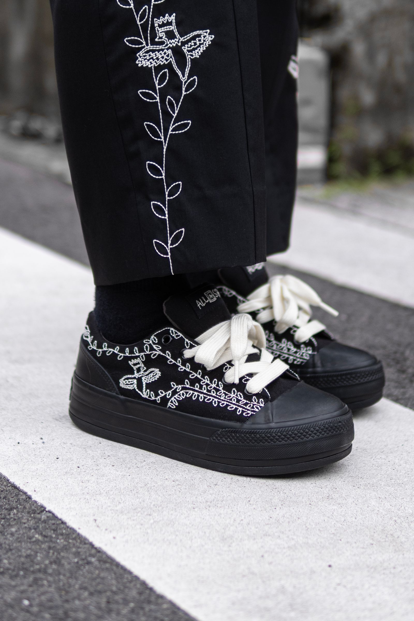 にあ SHINYAKOZUKA - PICTURESQUE ANTIQUE SNEAKER WITH CONVERSE