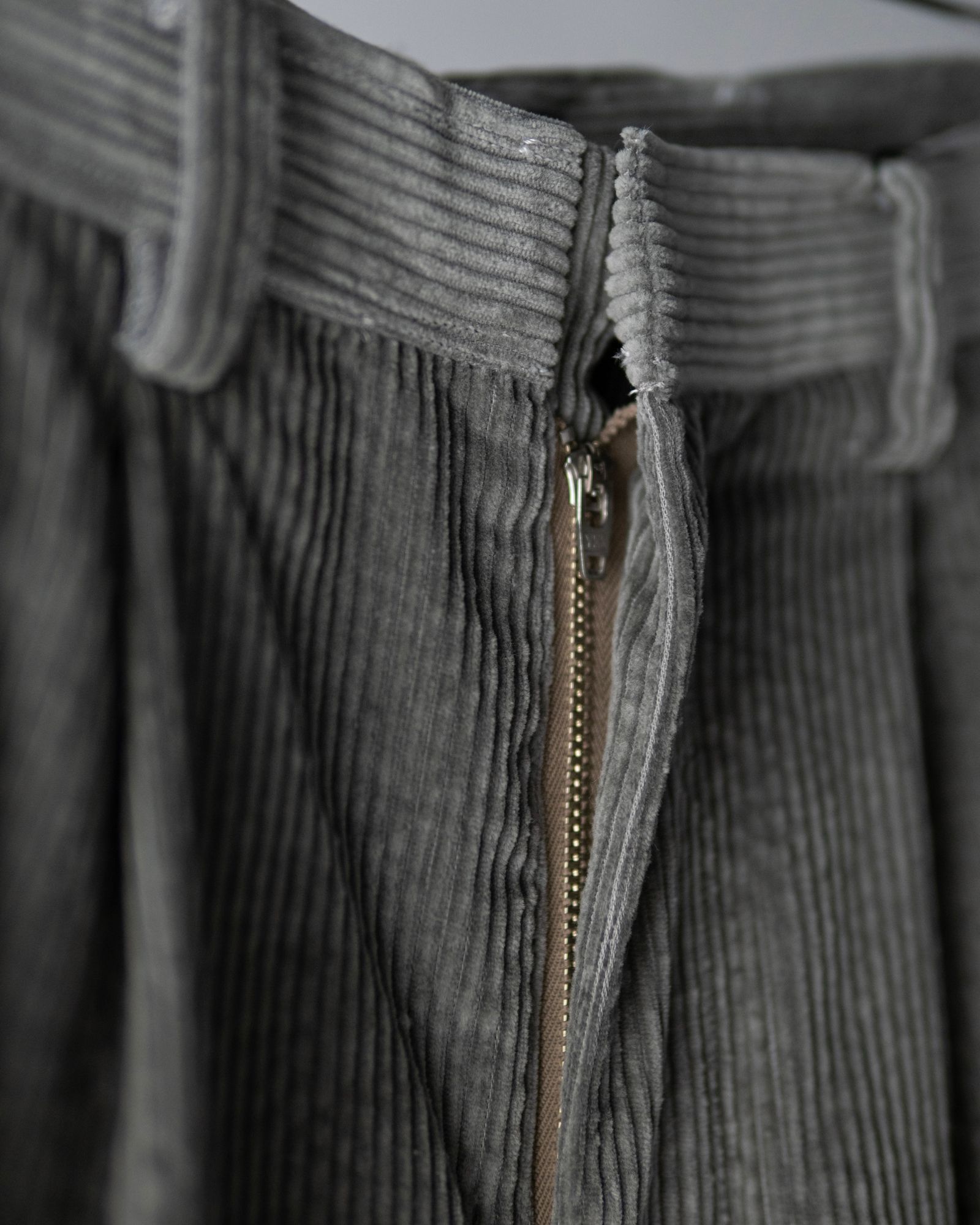 STRUCTURE BARREL TROUSERS / Khaki