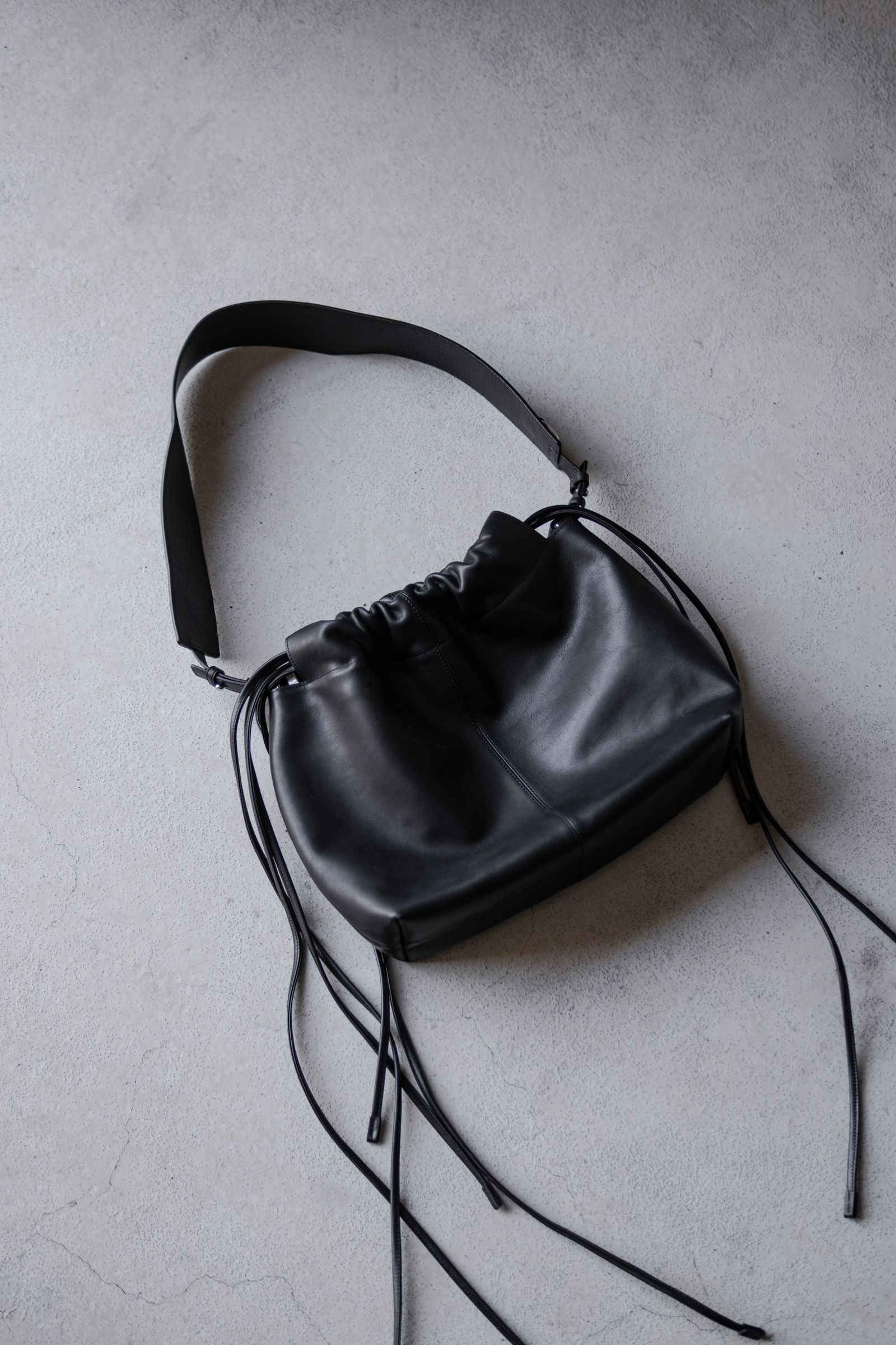 leather shoulder bag / Black